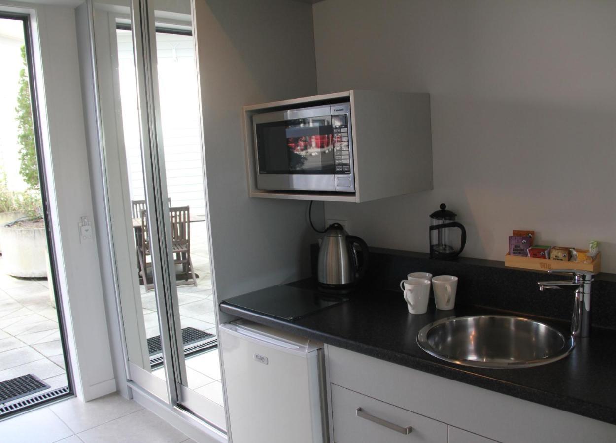 موتيل نيو بلايموث لودج بوكيكورا موتور المظهر الخارجي الصورة A microwave oven in a kitchen