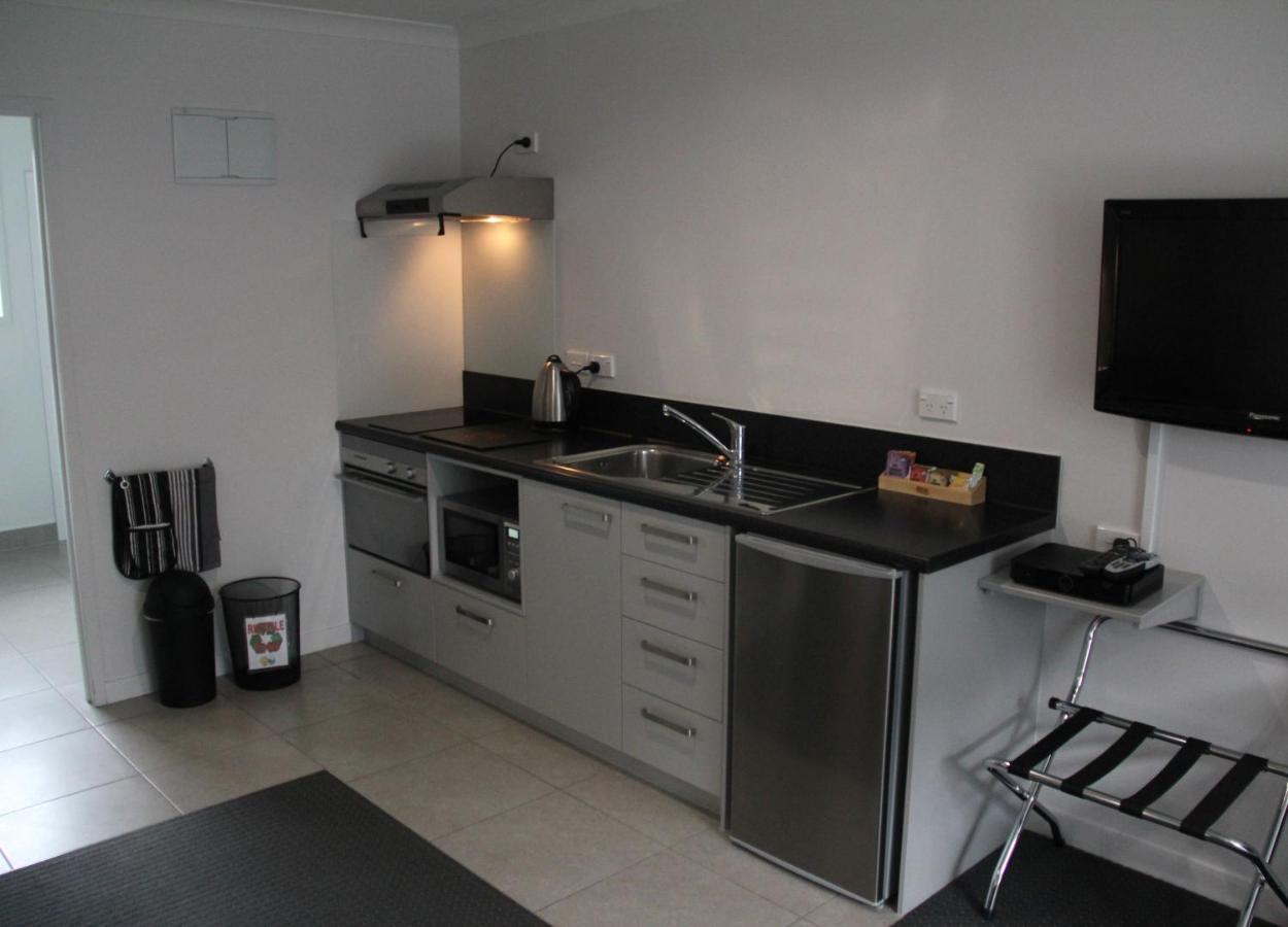 موتيل نيو بلايموث لودج بوكيكورا موتور المظهر الخارجي الصورة A kitchenette in a hotel