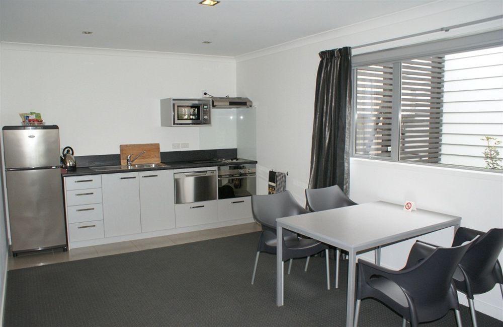 موتيل نيو بلايموث لودج بوكيكورا موتور المظهر الخارجي الصورة A typical apartment kitchen
