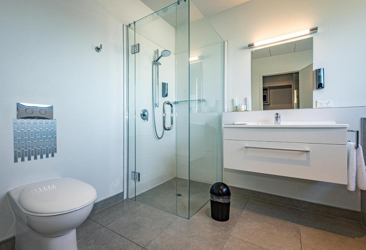 موتيل نيو بلايموث لودج بوكيكورا موتور المظهر الخارجي الصورة A modern bathroom with a shower cubicle
