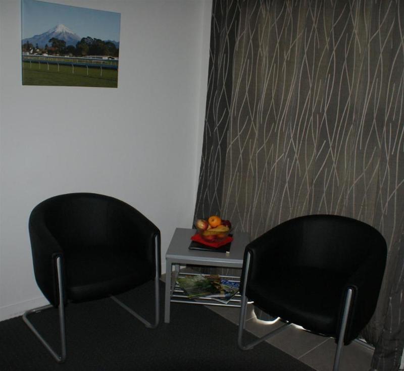 موتيل نيو بلايموث لودج بوكيكورا موتور المظهر الخارجي الصورة A waiting room at an airport